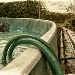 Vider une piscine avec un tuyau : siphon d’eau