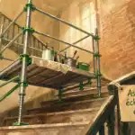 Astuce echafaudage escalier : vérins réglés et garde-corps sur marches, montage en sécurité